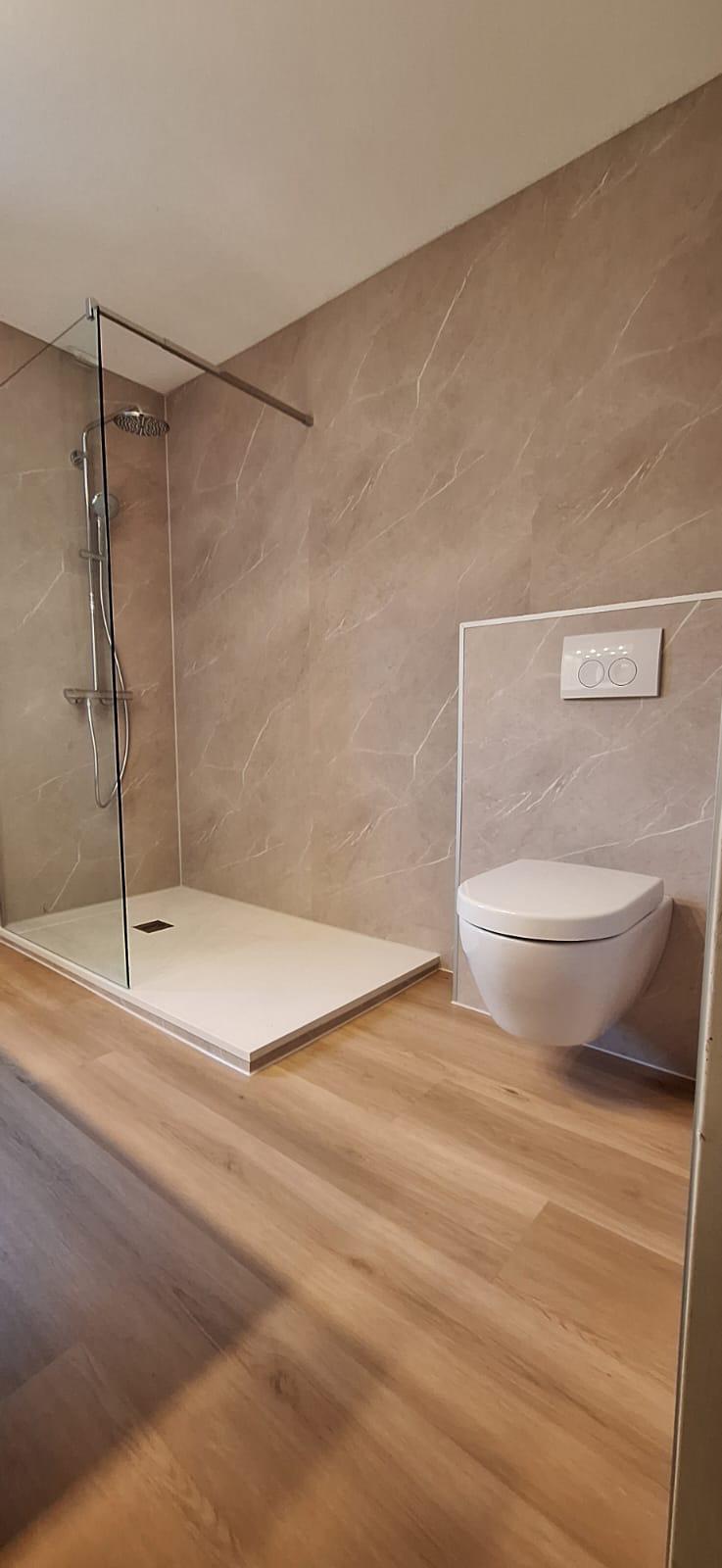 Moderne badkamer met inloopdouche, wandcloset en marmerlook wandpanelen