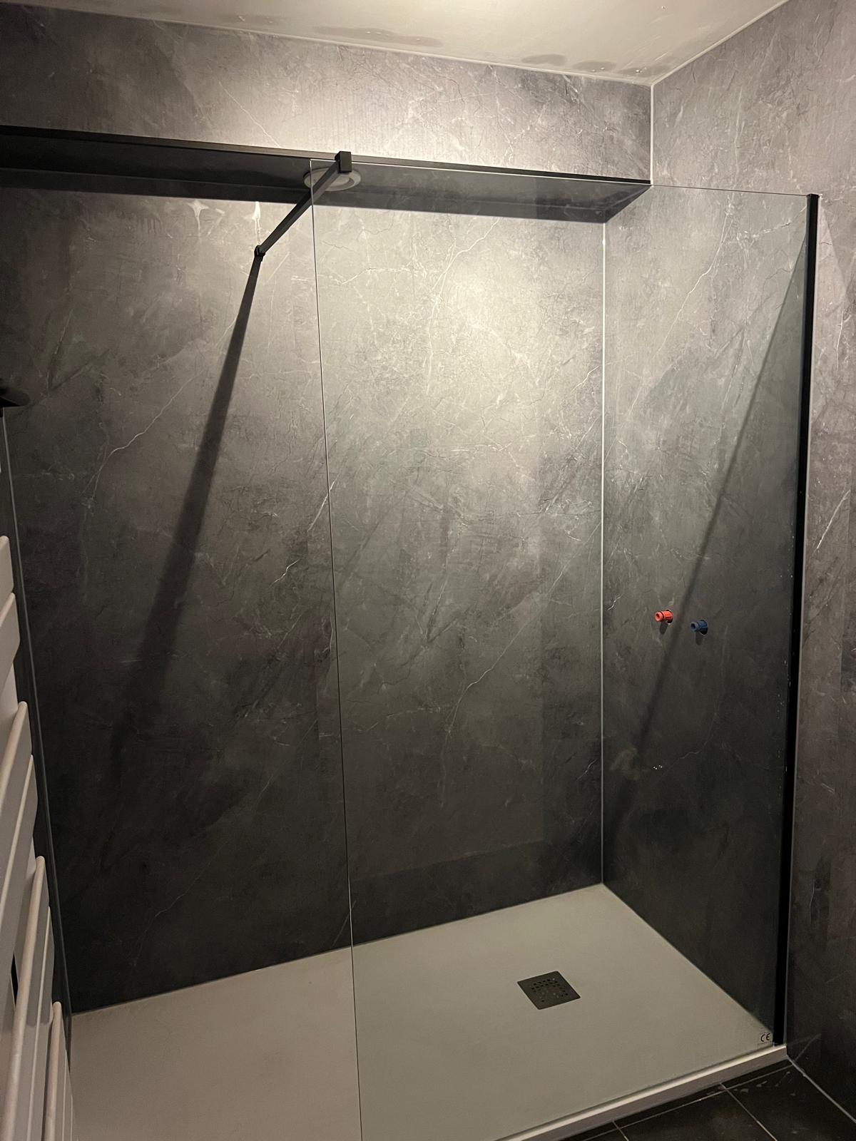 Moderne inloopdouche met donkergrijze marmerlook wandtegels en glazen wand.