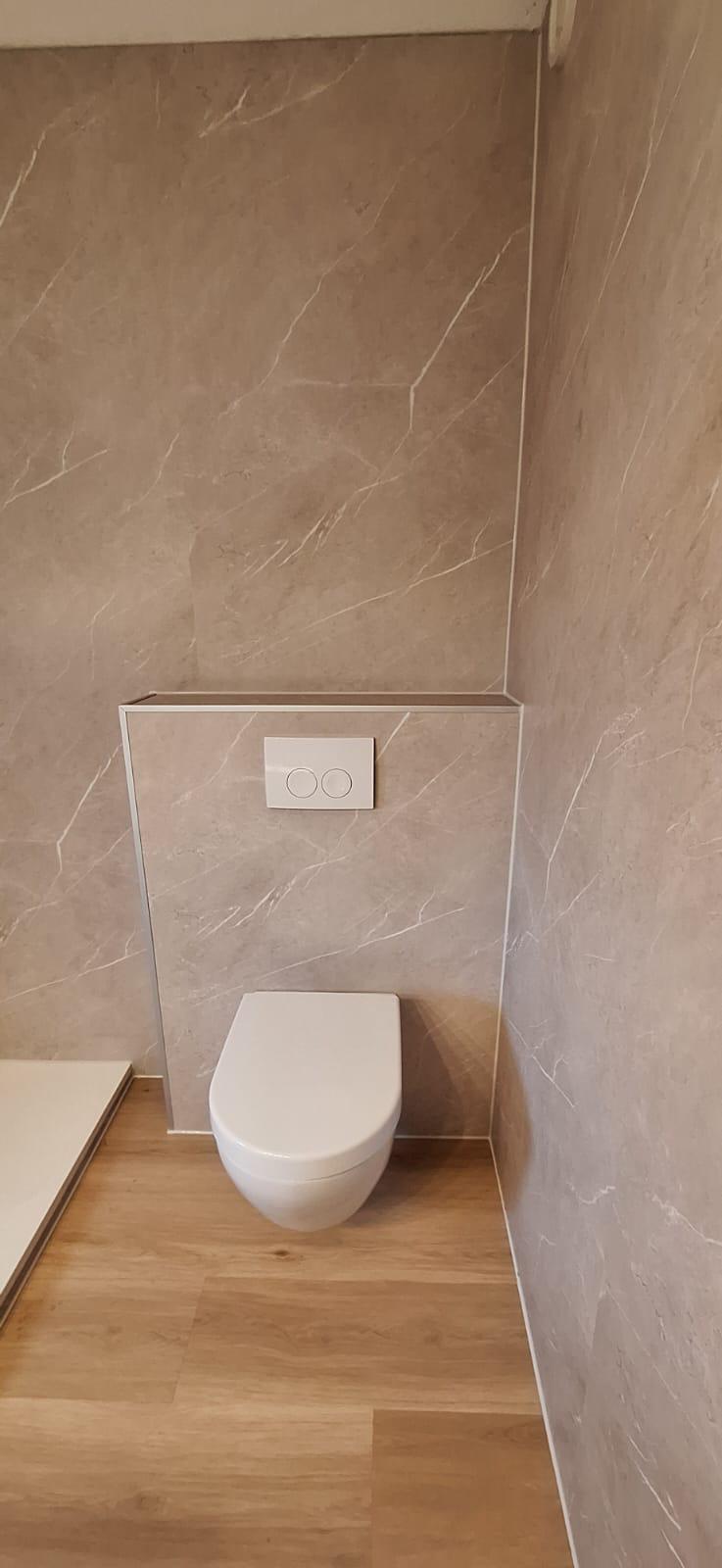 Modern wandcloset met inbouwreservoir en marmerlook wandpanelen
